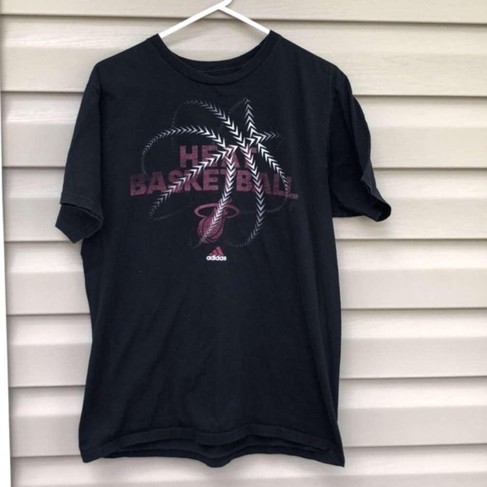 Adidas men’s black short sleeve tee shirt $5/25